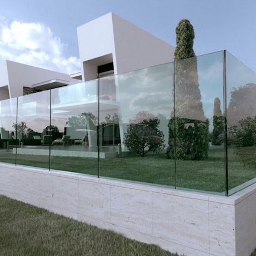 Una barrera de vidrio para terraza para embellecer su exterior